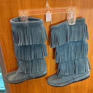 Minnetonka Moccasins Vintage Fringe Suede Boots in Teal Sz6
